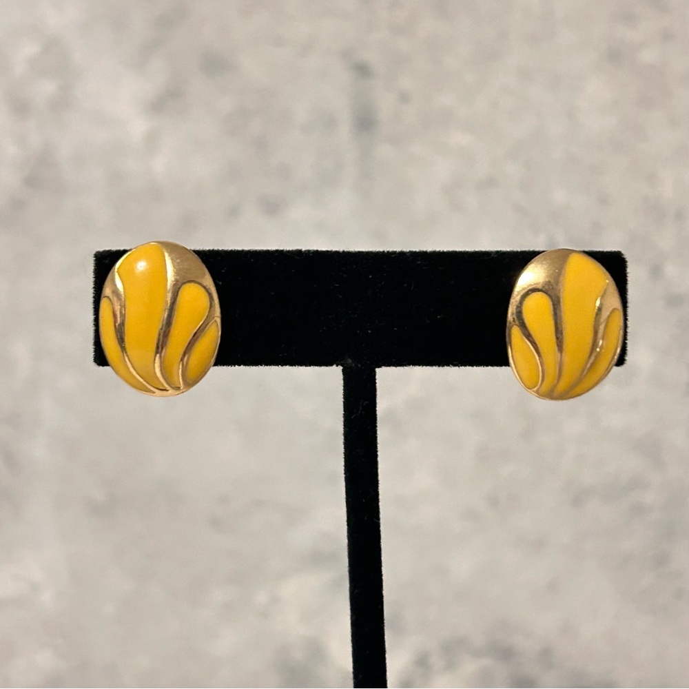 Vintage Groovy 2 cm Shiny Gold Tone Yellow Classic Pierced Earrings Y2K Style - Picture 7 of 9